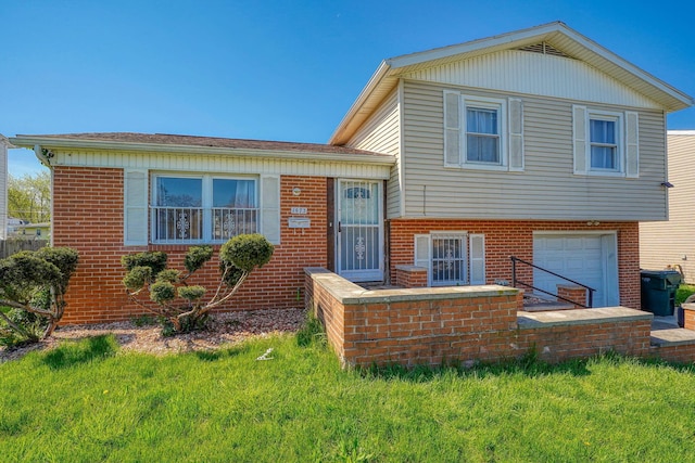 1473 Venice Dr, Columbus, OH 43207 - split level home featuring brick siding, an attached garage, and a front lawn