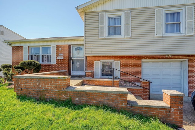 1473 Venice Dr, Columbus, OH 43207 - tri-level home with brick siding and an attached garage