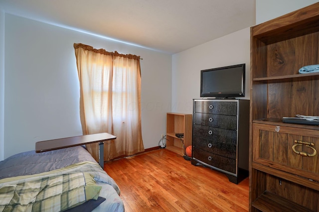 1473 Venice Dr, Columbus, OH 43207 - bedroom featuring light wood-type flooring