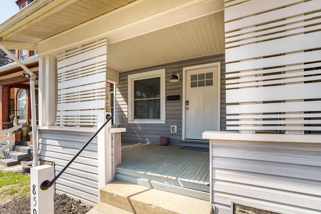 doorway to property with covered porch