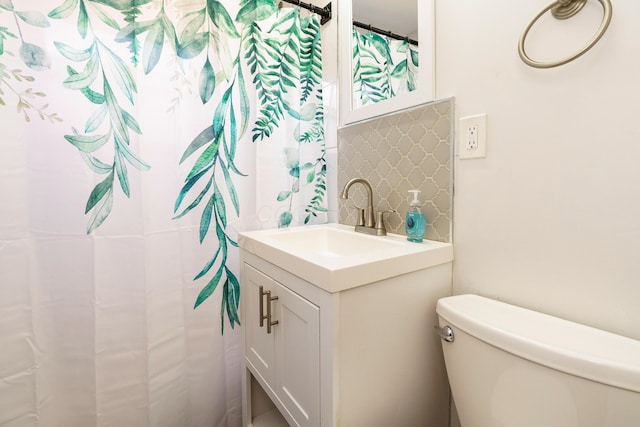 full bath featuring toilet, vanity, and a shower with curtain