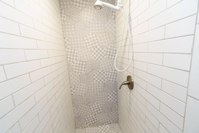 full bathroom featuring a tile shower