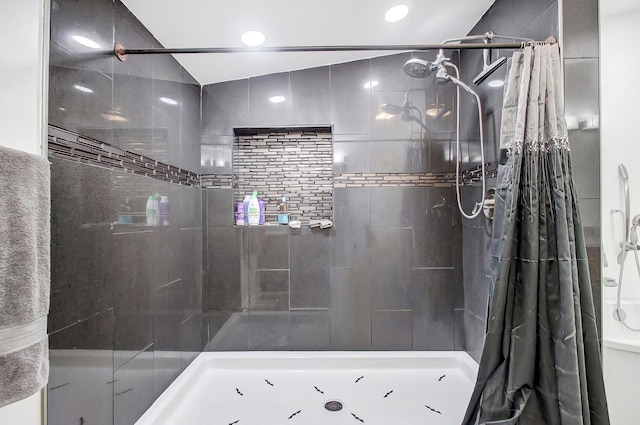 full bath with a tile shower and recessed lighting