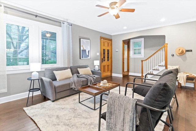 living room with crown molding, a ceiling fan, baseboards, recessed lighting, and wood finished floors