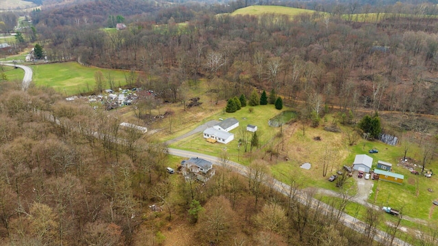 birds eye view of property featuring a forest view
