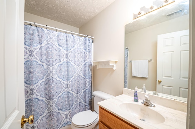 full bath featuring toilet, vanity, a shower with curtain, a textured ceiling, and visible vents