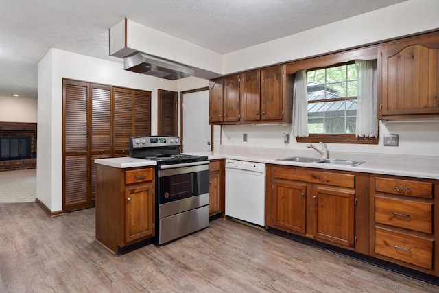2520 Saltergate Dr, Dublin, OH 43016 - kitchen with electric stove, dishwasher, light countertops, light wood-style flooring, and a peninsula