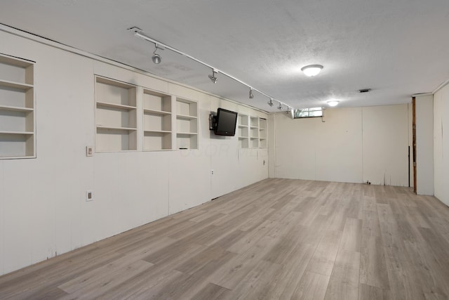 2520 Saltergate Dr, Dublin, OH 43016 - empty room featuring light wood-type flooring and a textured ceiling