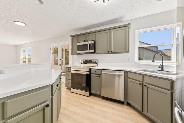 632 Tall Oaks Dr, Gahanna, OH 43230 - kitchen featuring a sink, gray cabinets, stainless steel appliances, and a textured ceiling