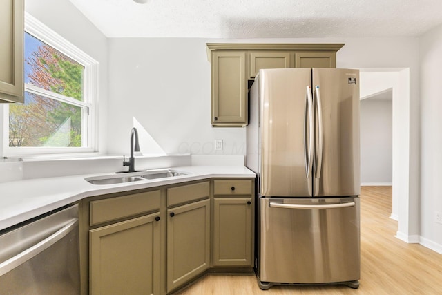 632 Tall Oaks Dr, Gahanna, OH 43230 - kitchen with light countertops, appliances with stainless steel finishes, a sink, and light wood-type flooring