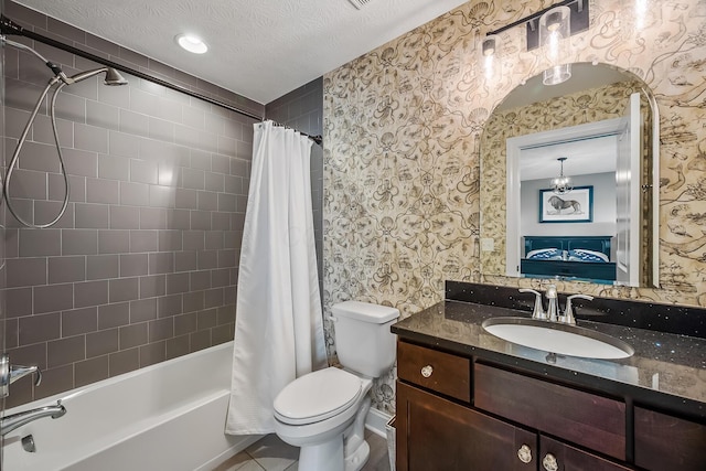 11061 Kingfisher Pl, Plain City, OH 43064 - full bath with wallpapered walls, toilet, shower / tub combo, and a textured ceiling