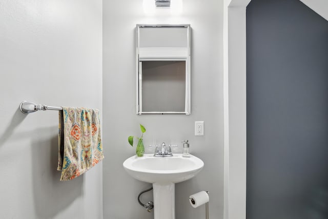 72 Miami Ave, Columbus, OH 43203 - bathroom with a sink