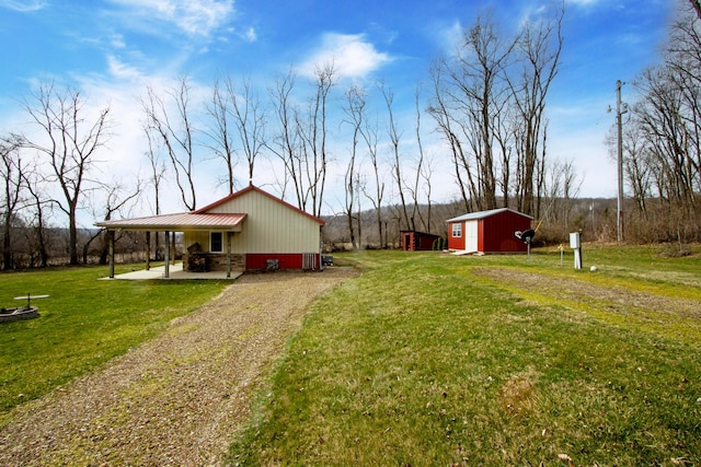 view of yard featuring an outbuilding and driveway