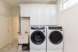 5165 Bluffton Way, Delaware, OH 43015 - washroom featuring cabinet space, separate washer and dryer, and a sink