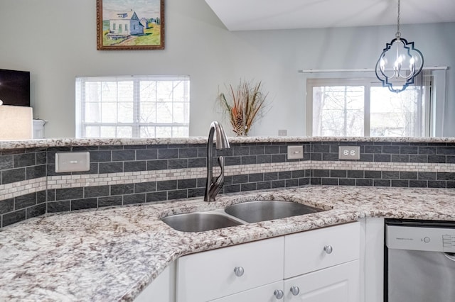 3995 Kensingwood Dr, Columbus, OH 43230 - kitchen featuring a sink, tasteful backsplash, a chandelier, and stainless steel dishwasher