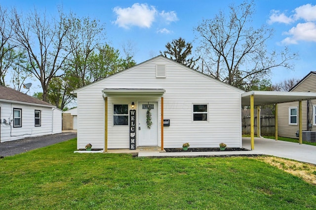 view of front of property featuring fence, driveway, and a front lawn
