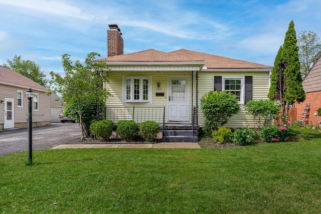 624 W 1st St, Springfield, OH 45504 - bungalow-style house featuring a chimney and a front yard