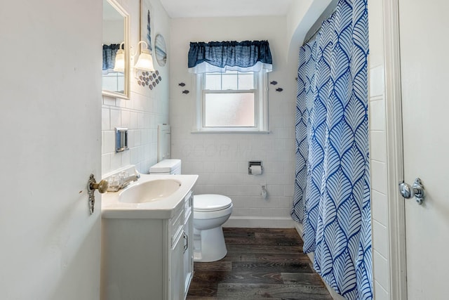 624 W 1st St, Springfield, OH 45504 - full bathroom with tile walls, toilet, wood finished floors, vanity, and curtained shower