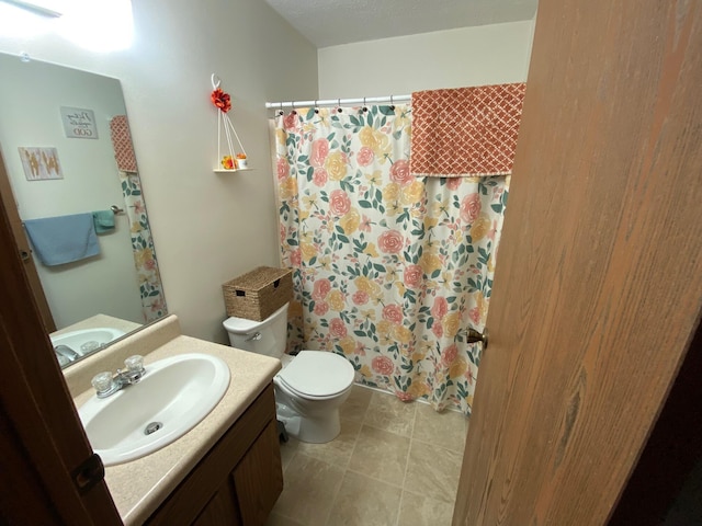 full bath with a shower with shower curtain, vanity, and toilet