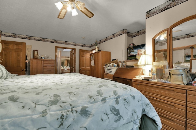 2520 Mccutcheon Rd, Columbus, OH 43219 - bedroom with a ceiling fan