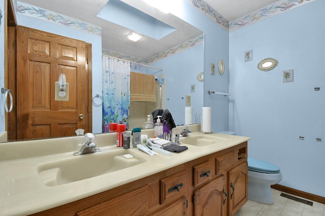 2520 Mccutcheon Rd, Columbus, OH 43219 - bathroom with a sink, a shower with curtain, toilet, and visible vents