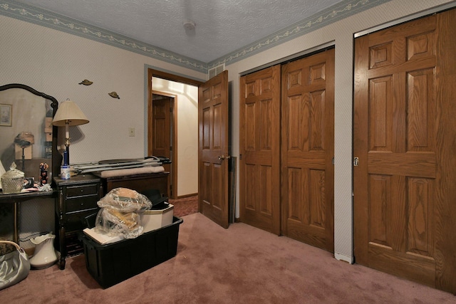 2520 Mccutcheon Rd, Columbus, OH 43219 - bedroom featuring light colored carpet, a textured ceiling, and wallpapered walls