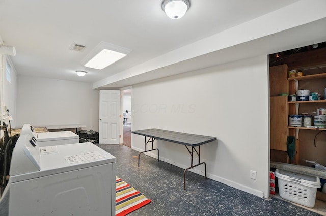 105 Chapin Pl, Granville, OH 43023 - laundry room featuring washing machine and clothes dryer, baseboards, and visible vents
