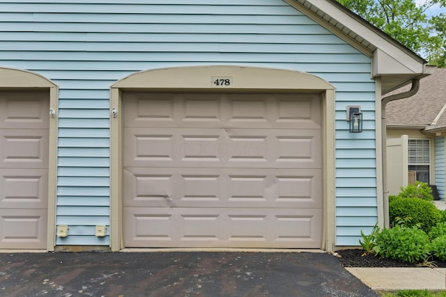 478 Three Oaks Ct, Columbus, OH 43230 - garage with driveway