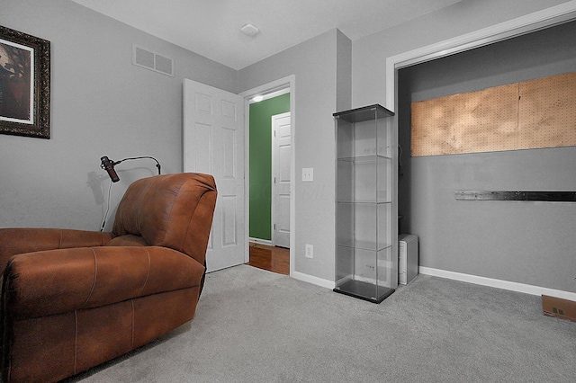 living area with baseboards, carpet floors, and visible vents