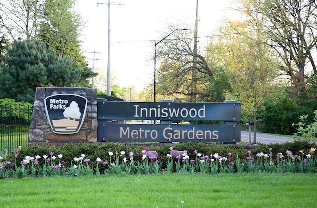 community / neighborhood sign featuring fence