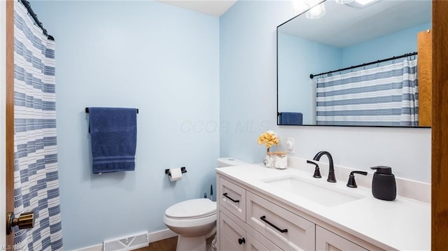 full bath featuring a shower with shower curtain, toilet, vanity, baseboards, and visible vents