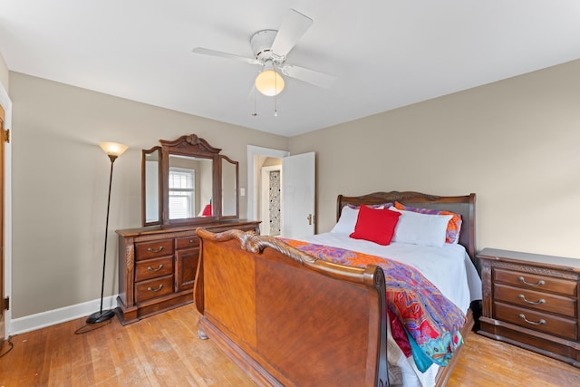bedroom featuring light wood-style floors, baseboards, and ceiling fan