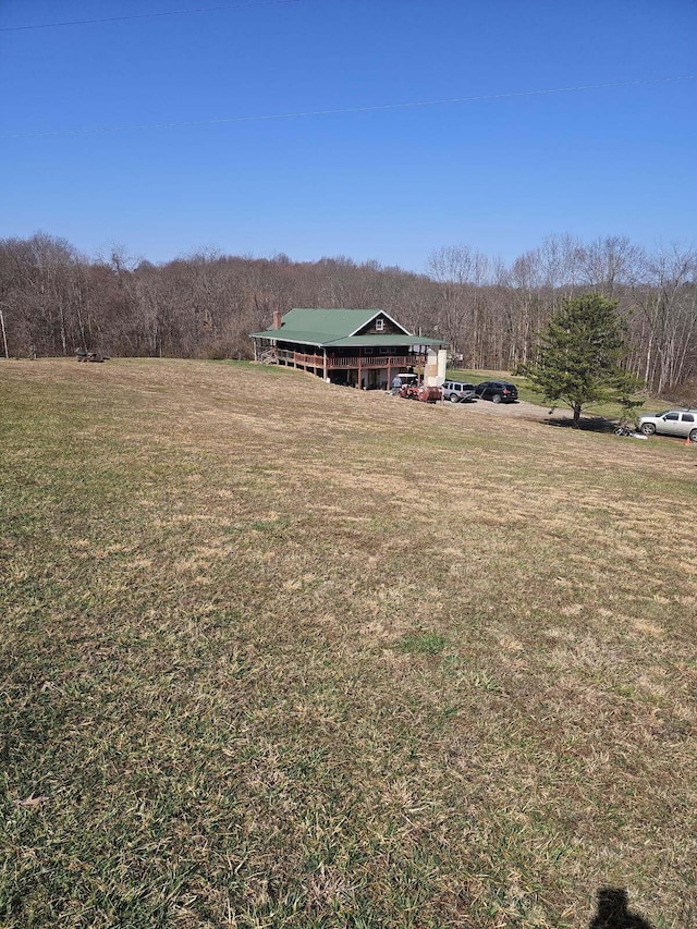 view of yard featuring a view of trees and an outbuilding