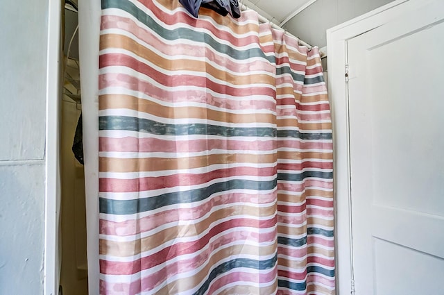 bathroom featuring a shower with shower curtain