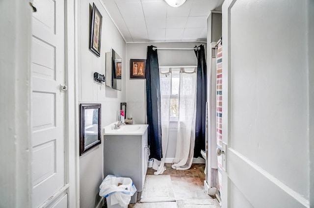 full bathroom with vanity and baseboards