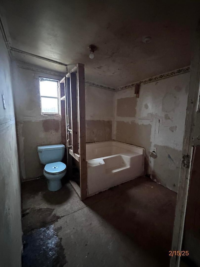 530 Harrison St, New Lexington, OH 43764 - full bath featuring toilet and a bathing tub