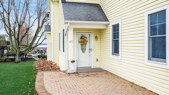 40 Beacon Light Ln, Buckeye Lake, OH 43008 - entrance to property with roof with shingles and a yard