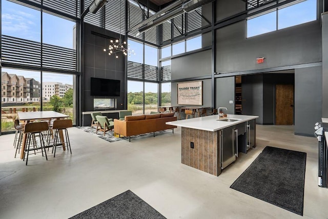 common area featuring a sink