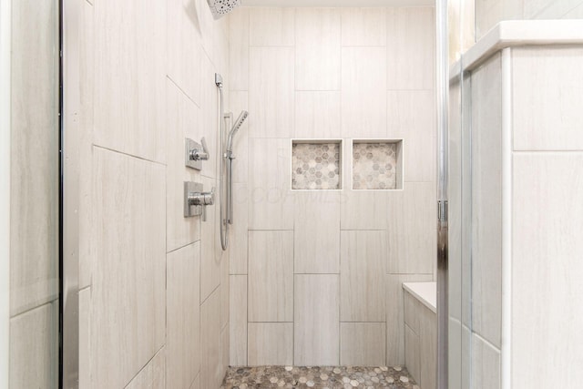 full bathroom featuring a tile shower