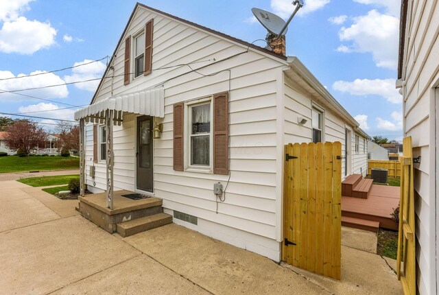 1738 W Chestnut St, Lancaster, OH 43130 - view of home's exterior featuring central AC and fence