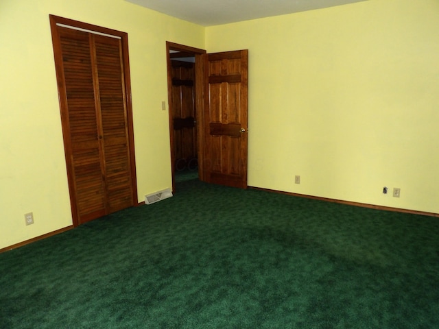 unfurnished bedroom featuring visible vents, carpet flooring, baseboards, and a closet