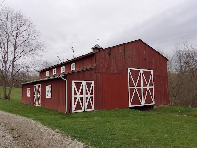 view of barn featuring a lawn