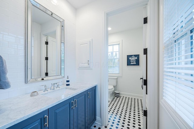 6920 Clivdon Mews, New Albany, OH 43054 - bathroom with tile patterned floors, vanity, baseboards, and toilet