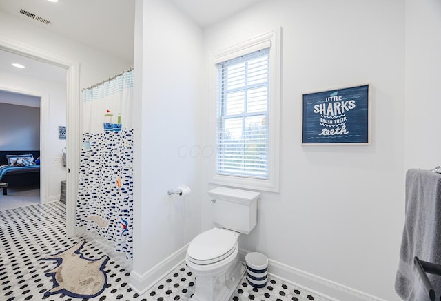 6920 Clivdon Mews, New Albany, OH 43054 - bathroom with visible vents, baseboards, a shower with curtain, and toilet