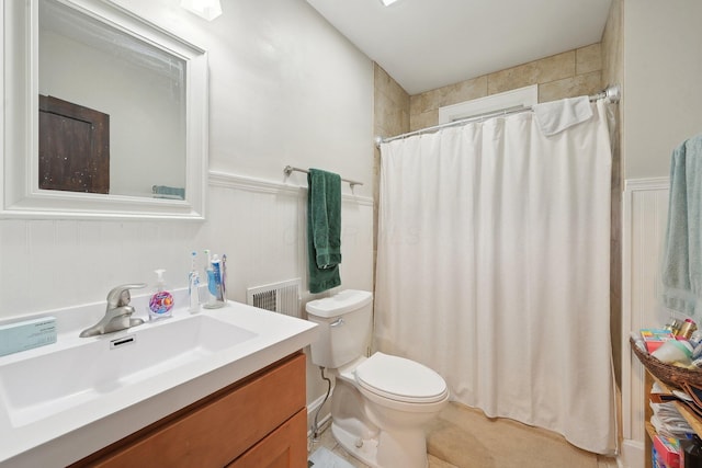 1287 City Park Ave, Columbus, OH 43206 - full bath with toilet, vanity, wainscoting, and curtained shower