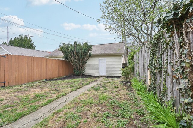 1287 City Park Ave, Columbus, OH 43206 - view of yard featuring fence