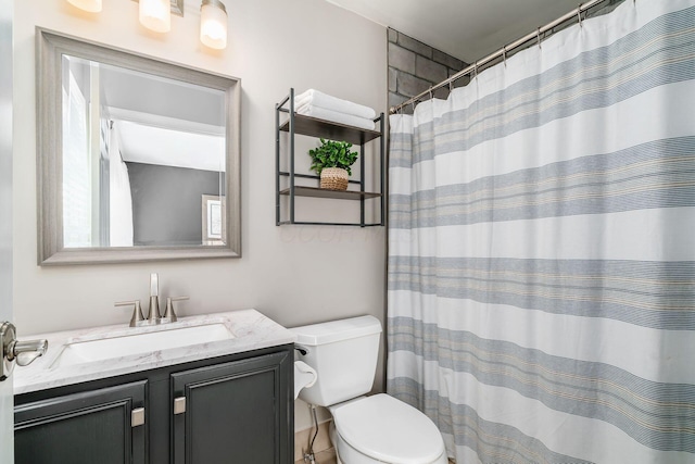 full bathroom featuring vanity, a shower with curtain, and toilet