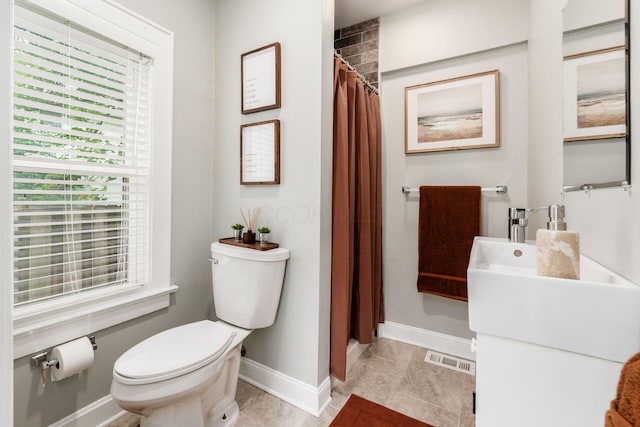 1069 Miller Ave, Columbus, OH 43206 - bathroom featuring toilet, baseboards, a shower with curtain, and vanity