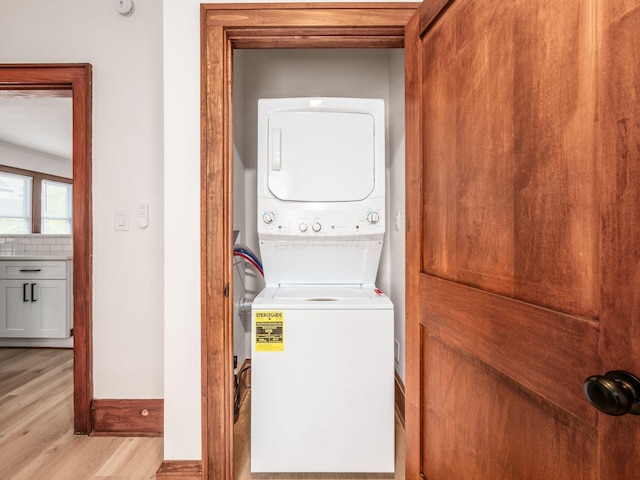 1065-1067 Franklin Ave, Columbus, OH 43205 - washroom featuring estacked washer and dryer, light wood finished floors, and baseboards
