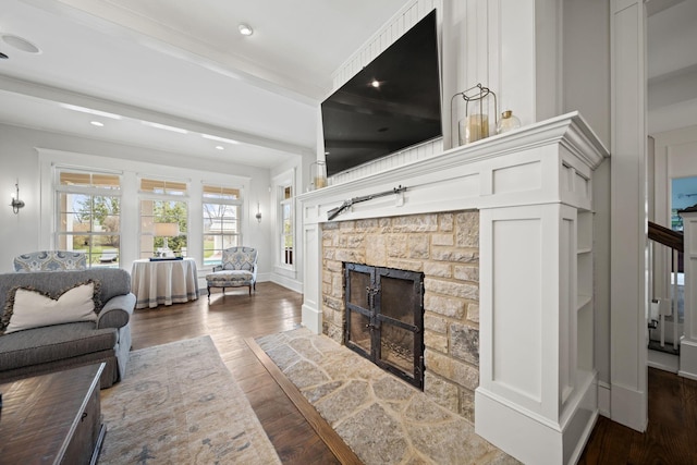 living room with baseboards, recessed lighting, wood finished floors, and a fireplace
